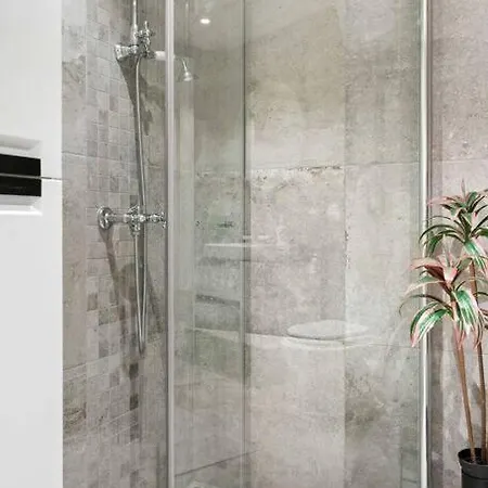 Fancy By Train Station Апартаменты *