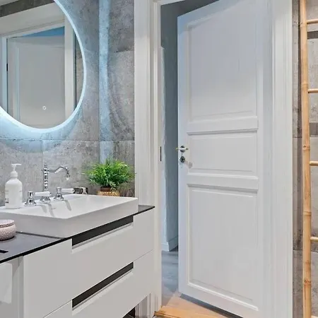 Апартаменты Fancy By Train Station