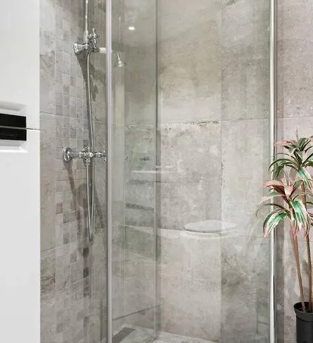 Fancy By Train Station Apartament *